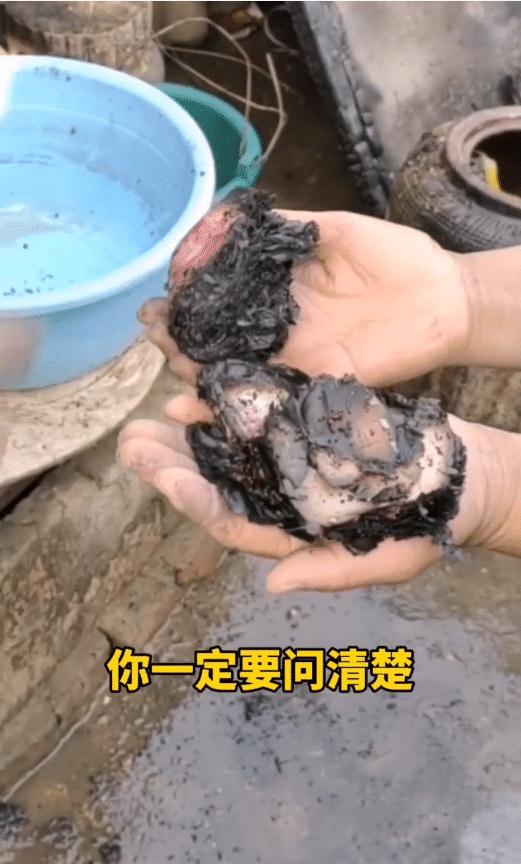 阜陽民房起火，老人的‘防老錢’化成了一堆黑炭